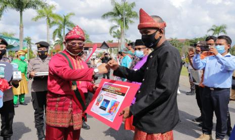 Melalui momentum peringatan Hari Ulang Tahun (HUT) Provinsi Kepulauan Bangka Belitung (Babel) yang ke-20, Gubernur Kepulauan Bangka Belitung (Babel), Erzaldi Rosman mengimbau dengan segala kreativitas yang ada, Babel harus bertahan dan membuat tantangan menjadi peluang.