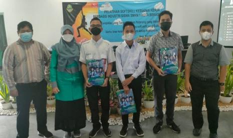 Melalui pelatihan soft skill, Dosen Universitas BSI (Bina Sarana Informatika) memberi pendidikan di Sekolah Unggulan SMKN 1 Kota Bekasi, yang merupakan satu satu sekolah unggulan di kota Bekasi. Kegiatan Soft Skill ini bertema “Pelatihan Soft Skill Kesiapan Kerja Berbasis Industri Siswa SMKN 1 Kota Bekasi“, yang bertempat di aula SMKN 1 Kota Bekasi, pada hari Selasa (21/12). 