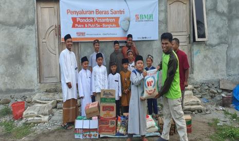 Melalui program Muharram Bangkit,  BMH menyalurkan bantuan logistik untuk  santri yatim dhuafa penghafal Quran di  Pesantren Hidayatullah Kaur, Bengkulu, Kamis (11/8/2022).