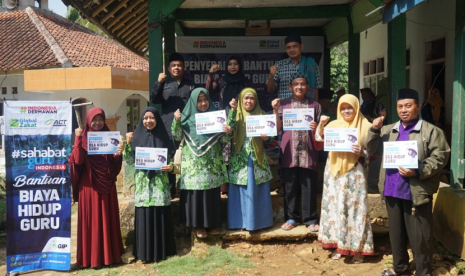 Melalui program Sahabat Guru Indonesia (SGI), Global Zakat- Aksi Cepat Tanggap (ACT) kembali menyalurkan bantuan biaya hidup untuk puluhan guru di Tasikmalaya.