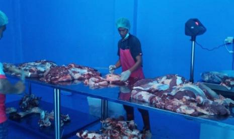 Melalui PT Berdikari United Live Stock (BULS) bekerjasama dengan Rumah Potong Hewan (RPH) Kota Makassar, masyarakat dapat dengan mudah memperoleh daging sapi yang sehat, dengan proses pemotongan yang higienis dan terjamin halal dalam memenuhi kebutuhan selama bulan Ramadhan hingga hari raya Idul Fitri nanti.