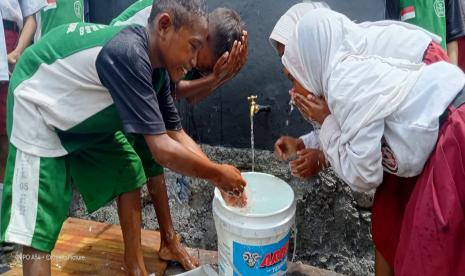 Melalui wakaf sumur kebaikan yang dibangun lembaga kemanusian Internasional Networking for Humanitarian (INH) bekerja sama dengan influencer Hasan JR, kini ratusan warga kampung Kelihibeng, Desa Probur Utara, Kecamatan Alor Barat Laut akhirnya bisa menikmati air bersih. 