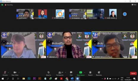 Melalui webinar, Program Studi (Prodi) Periklanan Universitas BSI (Bina Sarana Informatika) memberi materi tambahan tentang dunia fotografi pada mahasiswanya. Bertemakan ‘Karakteristik Media Fotografi Digital’, menghadirkan pembicara Fahrul Azhar, Founder Rul Studio, webinar digelar secara daring via zoom, pada Kamis (3/6) lalu.