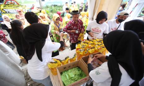  Melalui Yayasan Muslim Sinar Mas (YMSM), Asia Pulp & Paper Sinar Mas beserta PT Indah Kiat Pulp & Paper Tbk-Serang Mill, Sinar Mas mengawali Bazar Minyak Goreng Ramadhan menggandeng Pimpinan Wilayah Muhammadiyah Provinsi Banten. 