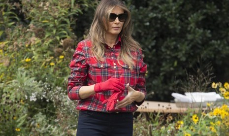 Melania Trump saat berkebun di Gedung Putih.