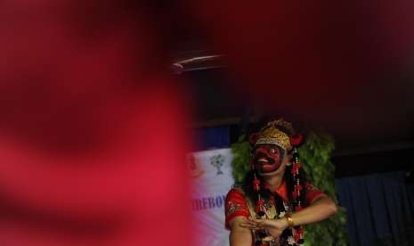 Melestarikan Budaya Tari. Penari melakukan tari topeng saat pembukaan pagelaran Pertamina Budaya di Keraton Kesepuhan, Cirebon, Jawa Barat, Sabtu (22/9). Kesultanan Kesepuhan bekerjasama dengan Pertamina Internasional EP dan Yayasan Belantara Budaya membuka sanggar tari topeng gratis sebagai bentuk kepedulian terhadap kelestarian budaya daerah. 