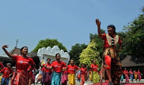 Melestarikan Budaya Tari. Sejumlah penari melakukan tarian massal saat pembukaan pagelaran Pertamina Budaya di Keraton Kesepuhan, Cirebon, Jawa Barat, Sabtu (22/9). Kesultanan Kesepuhan bekerjasama dengan Pertamina Internasional EP dan Yayasan Belantara Budaya membuka sanggar tari topeng gratis sebagai bentuk kepedulian terhadap kelestarian budaya daerah. 