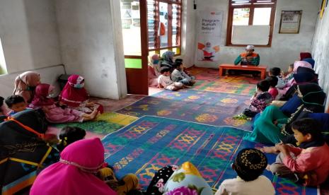 Melihat berbagai permasalahan Pendidikan anak usia dini, mendorong Rumah Belajar Ponjen Juara binaan Rumah Zakat untuk mendirikan Pos PAUD. Di Dusun Ponjen Desa Bomerto kabupaten Wonosobo khususnya, ada lebih dari 20 anak usia dini memilih tidak sekolah dikarenakan tempatnya terlalu jauh bahkan harus berjalan kaki lebih dari 1 km.