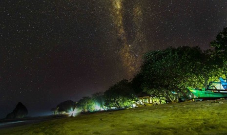 Melihat keindahan Milky Way di Pantai Tanjung Papuma, Jember