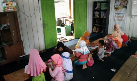 Melihat masih banyaknya anak usia PAUD dan SD kelas awal yang belum bisa membaca, menulis, dan berhitung (Calistung) dengan baik maka Rumah Zakat melalui fasilitator desa berdaya Dibal Boyolali menghadirkan bimbingan belajar membaca, menulis, dan berhitung.