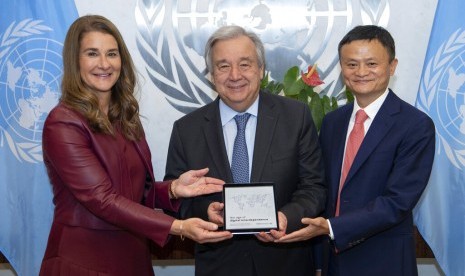 Melinda Gates dari the Gates Foundation, Sekretaris Jenderal PBB Antonio Guterres dan Jack Ma dari Alibaba Group usai diskusi 'The Age Digital of Digital Independence' di markas PBB, New York, Senin (10/6).