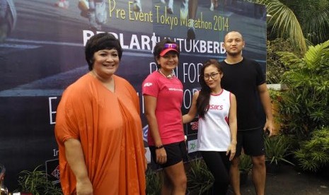 Melisa Karim (baju putih) bersama rekannya Ananda Mikola dan Dewi Hughes saat pre event Tokyo Marathon