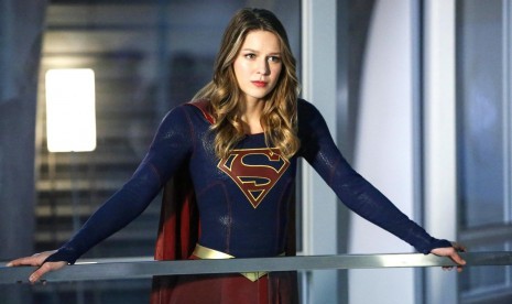 Melissa Benoist dalam kostum supergirl. Warner Bros dikabarkan membatalkan penayangan Batgirl dan Supergirl.