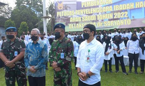  Petugas Kesehatan Haji Diminta Tetap Peduli Pandemi. Foto:  Memakai Batik Sekretaris Jenderal Kementerian Kesehatan Kunta Wibawa Dasa Nurgraha, bersama Kapuskes Haji Budi Sylvana saat mendapingi prescon Kepala Lakespra Marsma TNI dr.Swasono  SP THT dan Sesdiskesau Kolonel Kes dr.Djarot SpKj.