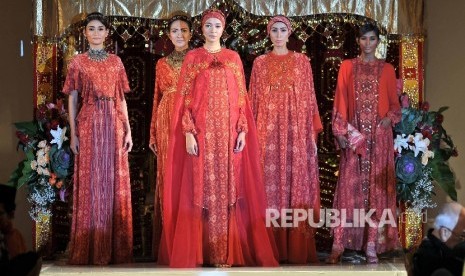 Memakai pakaian berwarna merah bagi kaum wanita rupanya mampu memunculkan perasaan percaya diri yang tinggi.