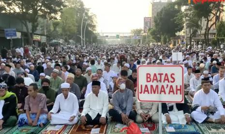 Memakan ketupat menjadi salah satu tradisi bagi umat muslim ketika hari raya idul fitri. 