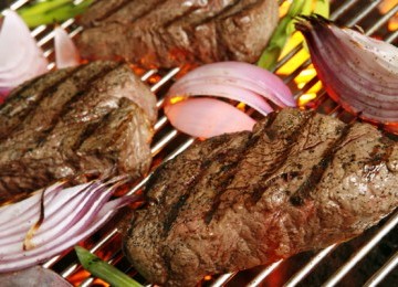 Memanggang daging untuk membakar steak sebagiknya tidak dibolak-balik berkali-kali