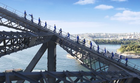 Memanjat Sydney Harbour Bridge (ilustrasi)