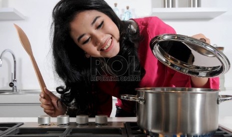 Memasak (ilustrasi). Orang yang sedang isolasi mandiri saat kena Covid-19 tidak dianjurkan untuk memasak bagi anggota keluarga yang sehat.