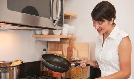 Memasak menggunakan wajan, hindari memasak pakai oven saat udara panas