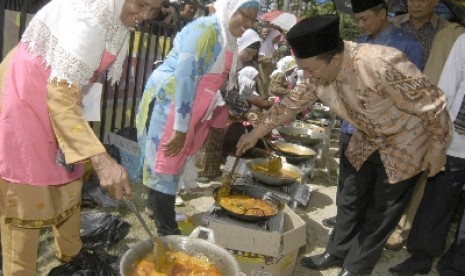 Memasak rendang. 