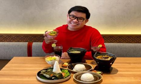 Memasuki era yang semua serba digital memungkinkan terjadinya hal-hal besar dapat terwujud dengan mudah, karena adanya peluang. Hal ini tengah dialami oleh seorang food blogger sekaligus selebgram bernama Erwin Putra.