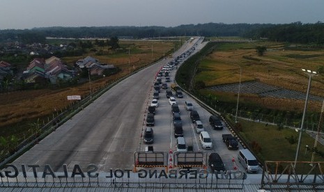 Memasuki H-5 lebaran pemudik yang menuju salatiga mulai memadati pintu tol Salatiga, Ahad (10/6) pukul 17.00 WIB . Dari pantauan udara tim RepublikaTV terlihat antrean kendaraan namun masih relatif lancar.