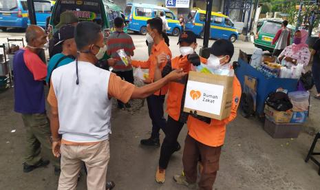 Memasuki hari kedua pembagian paket handsanitizer, masker, dan vitamin, timm Relawan Rumah Zakat Action kembali melakukan upaya sosialisasi, edukasi, serta pencegahan penyebaran Covid-19 terhadap masyarakat.