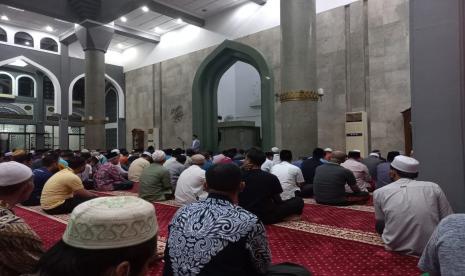 Memasuki hari ketiga peserta bimbingan teknis (Bimtek) penyelenggara perjalanan ibadah haji (PPIH) Arab Saudi mengikuti shalat subuh berjamaah di Masjid Al-Mabrur Asrama Haji Pondok Gede, Kamis (19/5). Selanjutnya peserta mengikuti tausiyah Subuh dengan penuh khidmat yang disampaikan Wakil Katib Syuriyah PWNU DKI Jakarta, Taufik Damas.