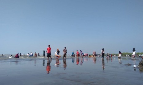 Pantai Karangsong Kembali Buka, Pengunjung Masih Sedikit (ilustrasi).