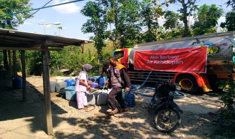 Memasuki musim kemarau bagi sebagian masyarakat yang tinggal di daerah rawan kekeringan adalah masa-masa sulit yang harus dihadapi. Dan Kecamatan Juwangi yang terletak di Kabupaten Boyolali merupakan salah satu daerah yang sudah mengalami kekeringan. Hal tersebut terlihat dari sumur dan sumber air yang sudah mulai mengering lebih awal dari biasanya.