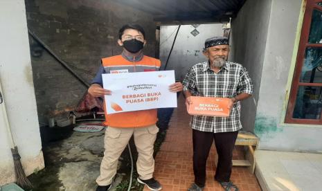 Memasuki Ramadhan ke 16, Rumah Zakat kembali berbagi melalui program Berbagi Buka Puasa (BBP) kepada warga sekitar Masjid Akbar di Kelurahan Kalidoni, Kecamatan Kalidoni, Palembang. Dalam kegiatan yang dilaksanakan pada Rabu (28/4) itu, sebanyak 200 paket BBP disalurkan untuk warga dhuafa yang berada di sekitar masjid.