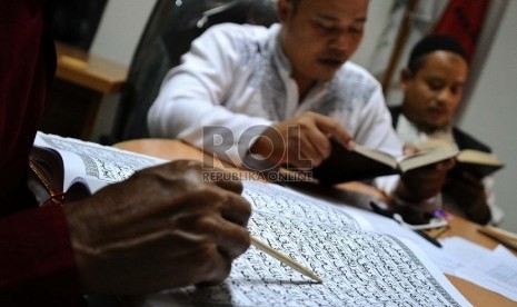 Membaca surah Yasin atau surah al-Kahfi masing-masing ada landasan dalil.Membaca Alquran. (ilustrasi)