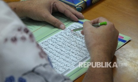 Membaca Alquran (ilustrasi)