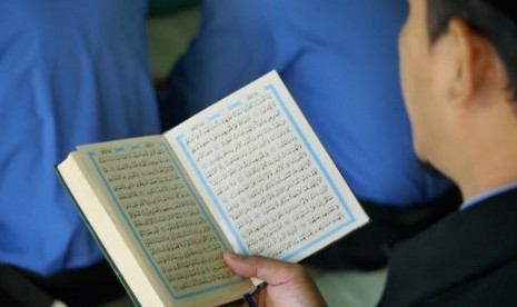 Terdapat amalan yang sangat dianjurkan sepanjang hari Jumat. Membaca Alquran (Ilustrasi)