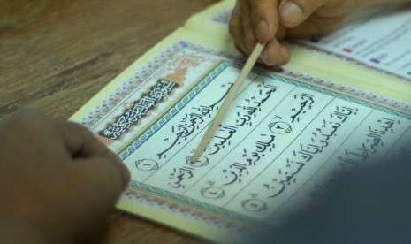 Allah SWT menurunkan wahyu masing-masing kepada nabi dan rasul. Membaca Alquran (ilustrasi)