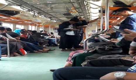 Membaca di dalam Commuter Line, Stasiun Jakarta Kota menuju ke Stasiun Ancol