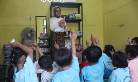 Tim Pengmas UI mengajak anak-anak membaca nyaring sebagai metode agar anak fokus kembali mencintai bacaan.