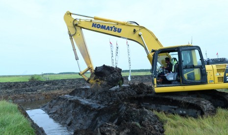 Membajak sawah dengan alsintan (ilsutrasi).