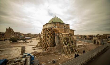 Pemuda Muslim membuat inisiatif membersihkan tempat-tempat bersejarah Mosul.  Membangun kota Mosul yang porak poranda akibat perang Irak.