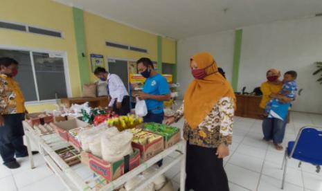 Membantu mencukupi kebutuhan pokok selama pandemi virus Corona (Covid-19), warga RW 08 Kelurahan Jatimulya, Kecamatan Cilodong Kota Depok membuat inovasi dengan menyulap gedung Posyandu menjadi minimarket gratis.