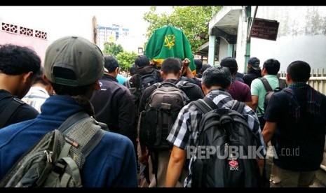 Membawa jenazah menuju masjid untuk dishalatkan.