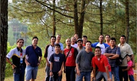 Member NDCI melakukan hiking menikmati keindahan alam pegunungan.