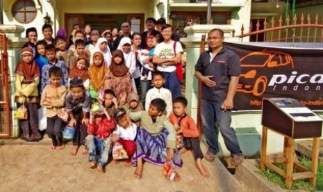 Member PiCA berfoto bersama anak-anak yatim dan dhuafa.