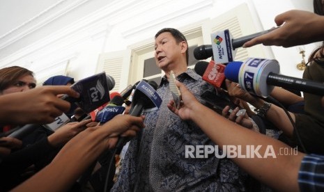 Memberikan keterangan. Hashim Djodjohadikusumo memberikan keterangan usai melakukan pertemuan dengan Gubernur DKI Jakarta Anies Baswedan di Balai Kota, Jakarta, Kamis (26/10).