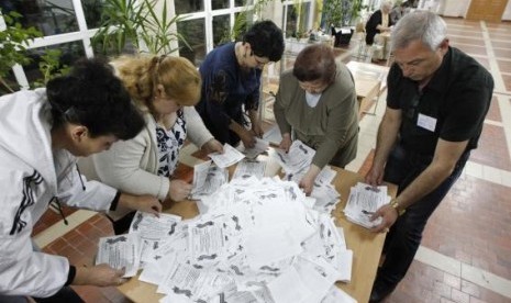 Members of a local election commission sort ballots as they start counting votes of today's referendum on the status of Luhansk region in Luhansk May 11, 2014.