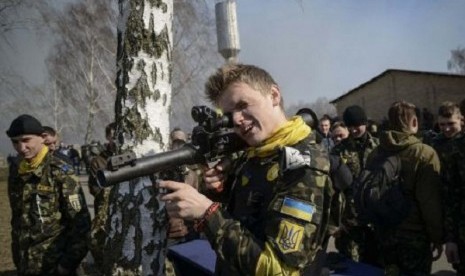 Members of a ''Maidan'' self-defense battalion take part in weapons training at a Ukrainian Interior Ministry base near Kiev March 14, 2014.