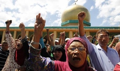 Members of a Muslim group participate in a unity walk before the start of a program to mark the upcoming signing of the final agreement between the Philippine government and Muslim rebels in Manila March 26, 2014.