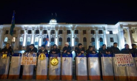 Members of Crimean self-defence units stand guard in front of the local government headquarters in Simferopol March 2, 2014.