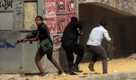 Members of the Egyptian security forces hold guns during clashes with supporters of the Muslim Brotherhood outside Al-Azhar University in Cairo, Egypt, Friday, May 23, 2014. 